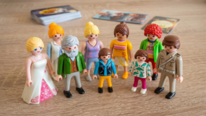 Figuras de Playmobil dispuestas como material proyectivo para representar dinámicas familiares y personales en sesión terapéutica